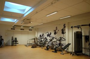 Oefenzaal fitness aparatuur